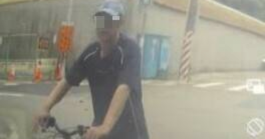 桃園竊賊鎖定路邊車輛。（ 圖／翻攝爆料公社畫面）