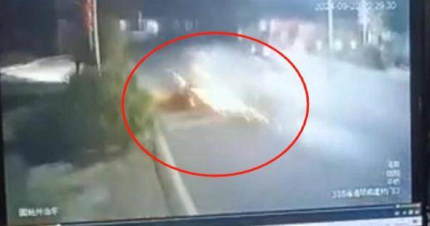 事發當晚監視器畫面，白色小客車高速撞上電動車瞬間曝光。（圖／警方提供）