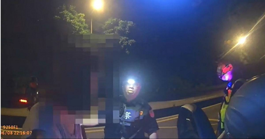 北市保安大隊員警日前執行路檢時，發現一輛機車沿路搖晃，且後座男子明顯身體不適，擔心出問題緊急將人護送至醫院。（圖／翻攝畫面）