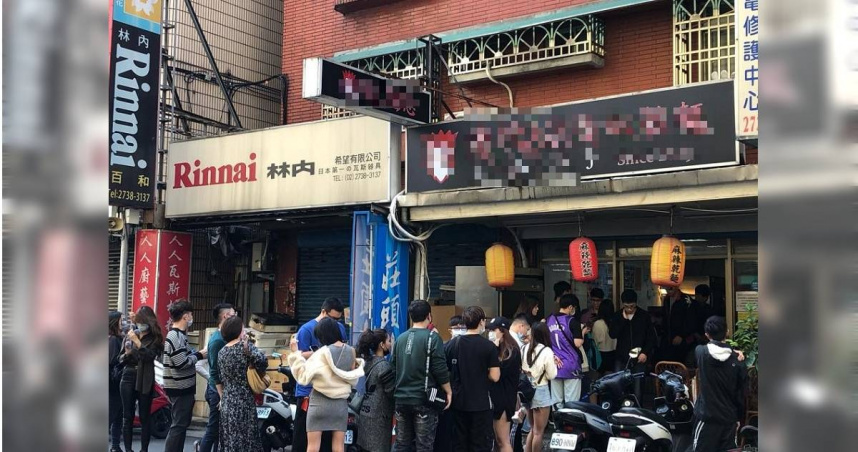 北市信義區知名麻辣乾麵店，18日有1名男子前往挑戰「超級辣乾麵」，沒想到男子挑戰到一半就奪門而出，在店門口瘋狂嘔吐，最後甚至緊急送醫。（圖／擷取自辣王忠麻辣乾麵 KingSpicy J臉書）