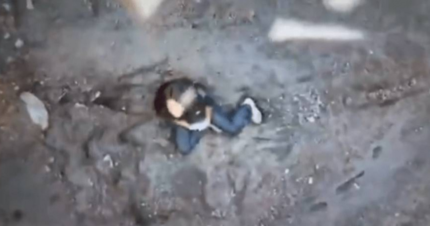 受困在火山峽谷的朱莉安娜。（圖／翻攝自社群網站X）