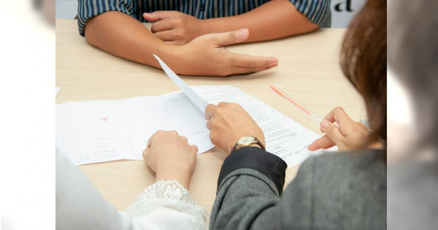 男學生最近面試暑期短期工讀時，不滿面試官突然表明立場，希望員工要能「長期配合」。（示意圖／Unsplash）