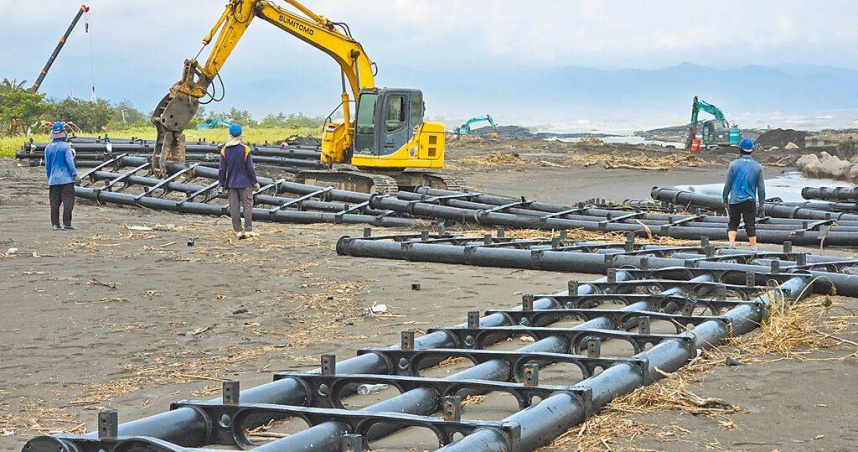 丹娜絲颱風重創屏東，佳冬海岸布滿光電棚架殘骸，引發外界對海上光電的質疑。國民黨要求，經濟部應全面清查浮動光電計畫是否涉及圖利與審核疏失，並主動說明責任歸屬。（圖／報系資料庫）