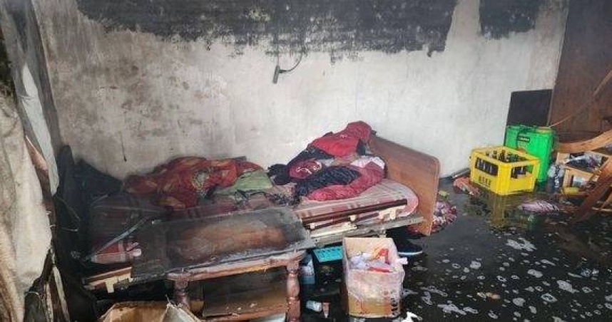 婦人困火場命喪臥室。（圖／翻攝畫面）