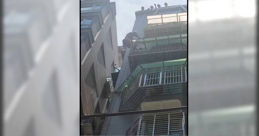 淡水某民宅驚傳墜樓案，6旬翁跌到6樓陽台。（圖/翻攝畫面）
