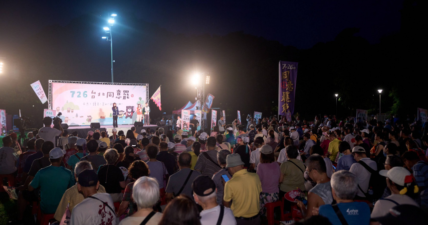 民進黨台北市議會黨團與公民團體昨（16）日晚間在大湖公園舉辦「台北同意罷！」首場罷免造勢活動。（圖／何孟樺辦公室提供）