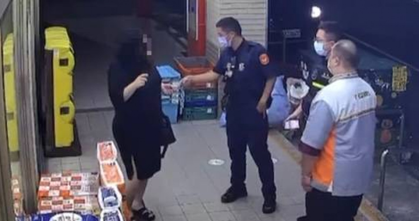 女子深夜超商偷塞7瓶果汁，遭逮竟辯「忘了結帳」讓人傻眼。（圖／翻攝畫面）