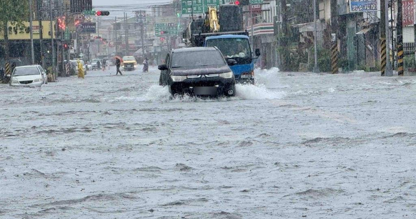 嘉義縣受到暴雨侵襲，各地道路出現淹水。（圖／報系資料照）