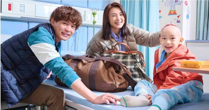 9歲謝以樂（右）出道3年就累積不少作品，在《BIG》中剃光頭飾演癌症病童。（圖／米倉影業提供）