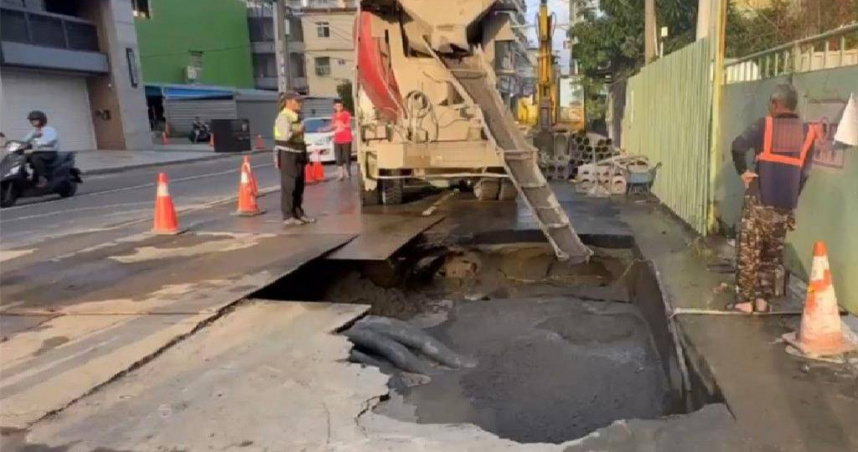 高雄市在大寮區勝利街與八德路口一處建案前道路，因台電工程出現直徑約6米、深度達4米的大型坑洞，高雄市議員邱于軒憂心缺乏明顯交維措施，進入夜間會因視線不佳造成危險。（圖／邱于軒提供）