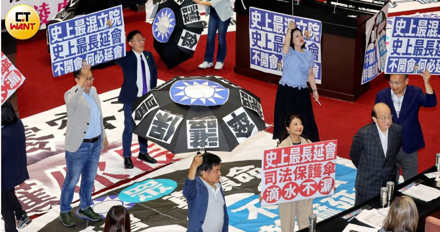 立院日前通過決議延長會期，綠營反唇相譏藍白立委此舉是為延長保護傘，避免遭檢調偵辦羈押，司法系統與在野黨的緊繃關係，可見一斑。（圖／周志龍攝）