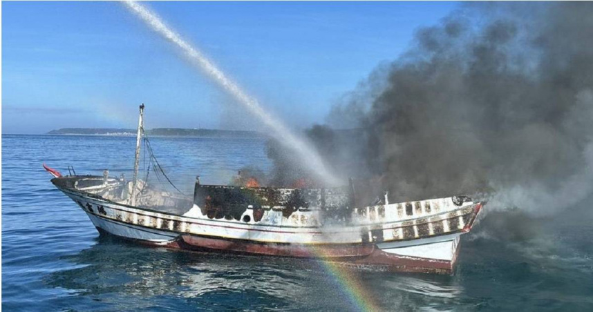 2025年8月9日澎湖縣／澎湖將軍籍漁船「惠富鴻16」，9日清晨7時許在風櫃西0.3浬處失火。（澎湖海巡隊提供／許逸民澎湖傳真）