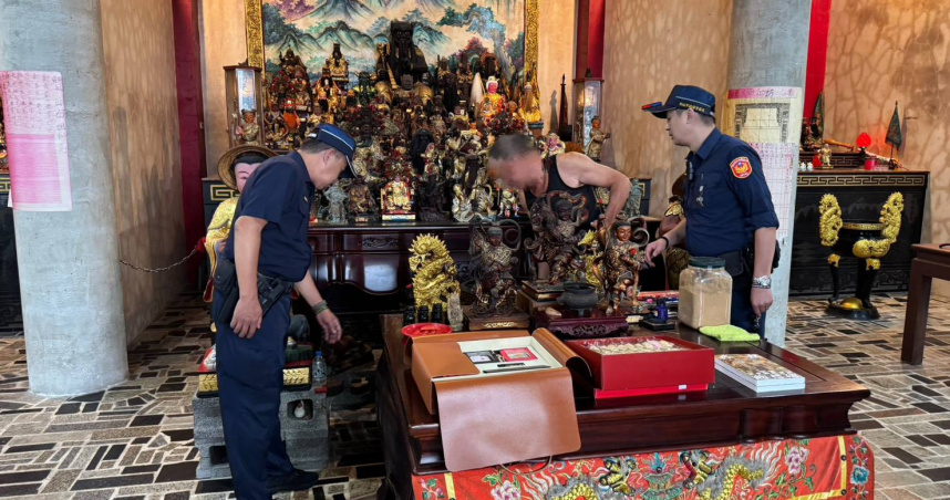 張姓女子偷竊金山五谷宮錢母，又朝神像潑灑不明液體，遭警方逮捕送辦。（圖／翻攝畫面）