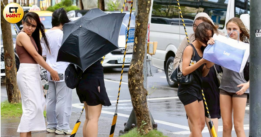 颱風「楊柳」進行速度之快，今天下午4時左右於台南市七股區附近出海。（示意圖／方萬民攝）