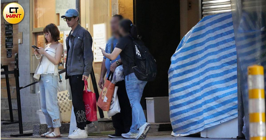 徐謀俊日前被本刊直擊與同為演員的陳沐青在咖啡廳共度約2小時的時光，然後一起走去捷運站才分開。（圖／本刊攝影組）