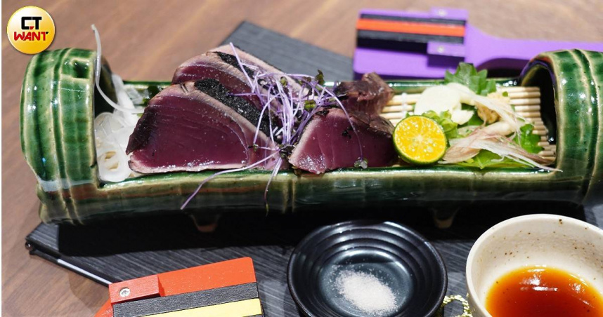 「土佐風炙燒鰹魚佐柚子醋」將染上煙燻香氣的鰹魚厚切，搭配柚子醋更是契合。（320元，圖／魏妤靜攝）