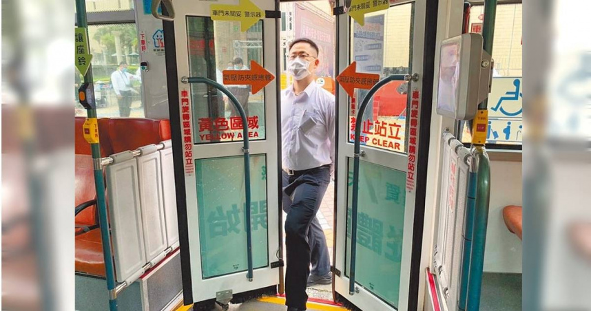 國民黨台北市議員游淑慧指出，265路線公車時常傳出乘客未下車，駕駛就關門駛離導致乘客被夾住的狀況，呼籲北市公運處應妥善督導業者。圖為公車車門防夾裝置示意圖。（圖／報系資料照）