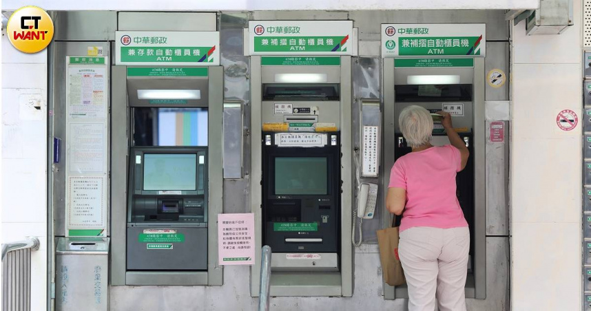 中華郵政即日起針對12家郵局ATM實施交易限額。圖僅示意。（示意圖／趙世勳攝）