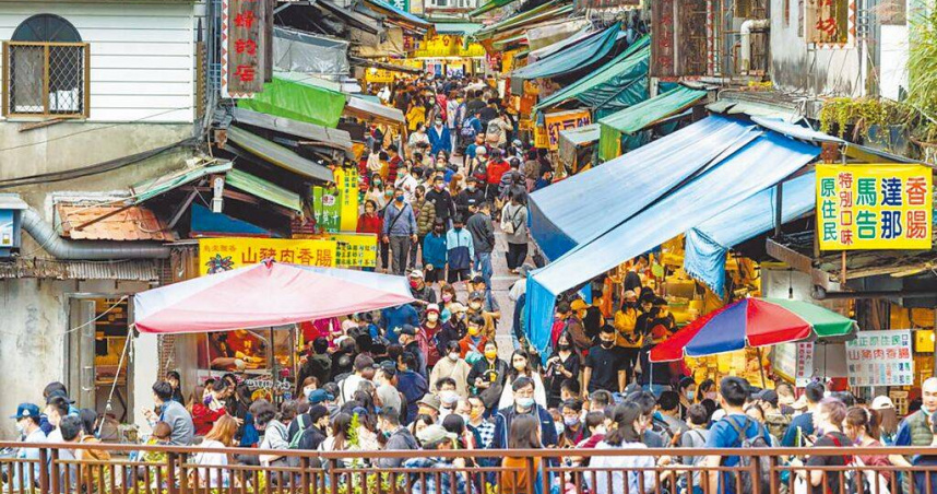 烏來區為新北市觀光重點區域，烏來老街每到節假日遊客如織，品嘗原民美食。（圖／新北市觀旅局提供／中國時報高鈞麟新北傳真）