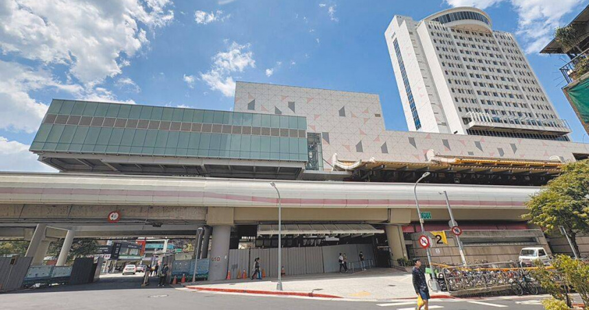 台北捷運士林站TOD大樓案自2021年開工後，於同年3月起封閉捷運2號出入口部分空間，行人必須繞路才能進出，導致民怨不斷。（圖／中國時報邱芊攝）