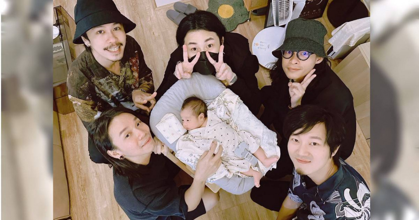 麋先生以諾迎來女兒，團員們也被融化。（圖／相信音樂提供）