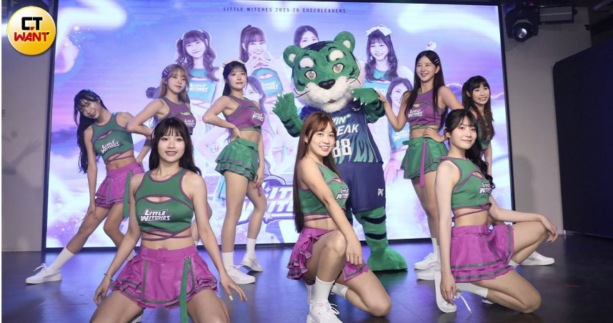 陳伊（前排中）率領連莊小魔女啦啦隊一同亮相。（圖／侯世駿攝）