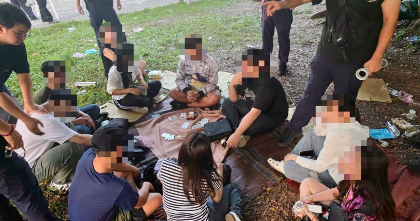 14名泰國籍人士14日下午在板橋河堤外的藤球場旁聚賭，遭警方當場查獲。（圖／翻攝畫面）