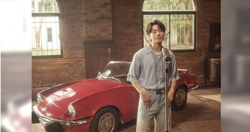 韋禮安化身香港的「韋廉」演唱〈珍妮佛〉。（圖／索尼音樂提供）