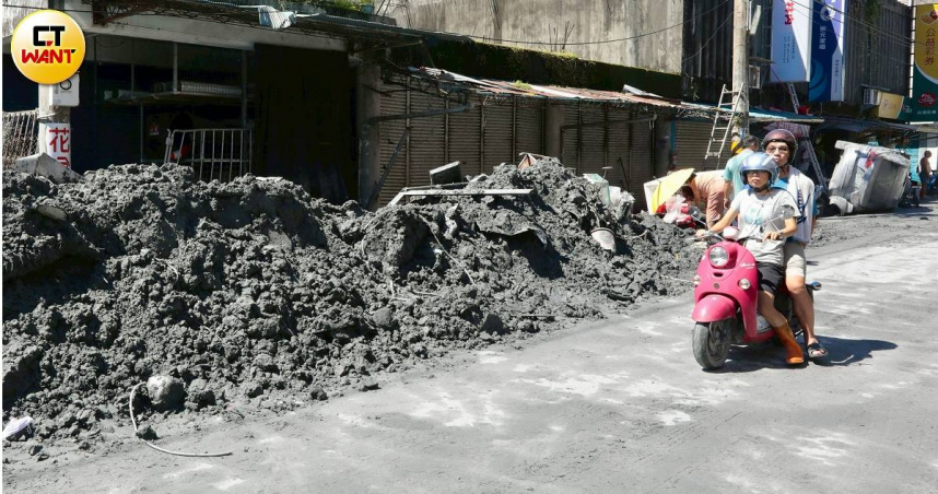 花蓮縣馬太鞍溪上游堰塞湖發生溢流，泥水灌進光復鄉市區，民眾清掃家園。（圖／黃耀徵攝）