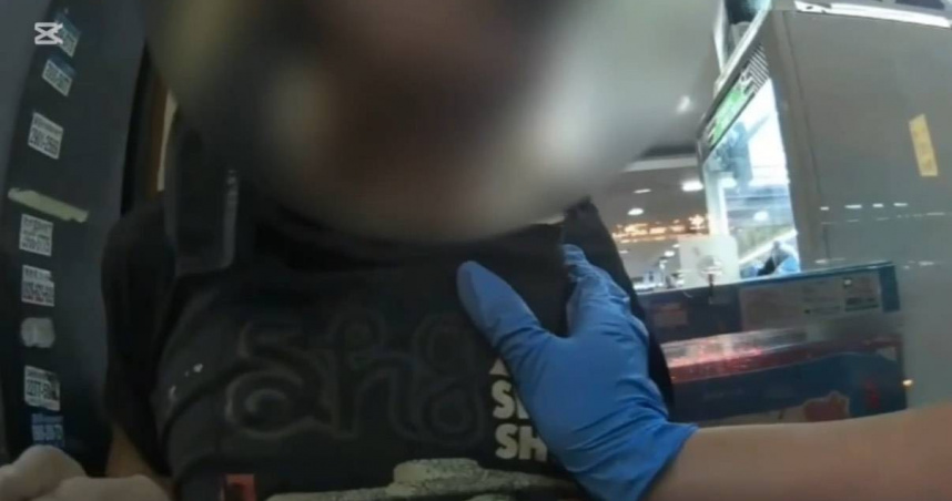 老翁推擠警方拒不配合，遭帶回派出所調查。（圖／翻攝畫面）