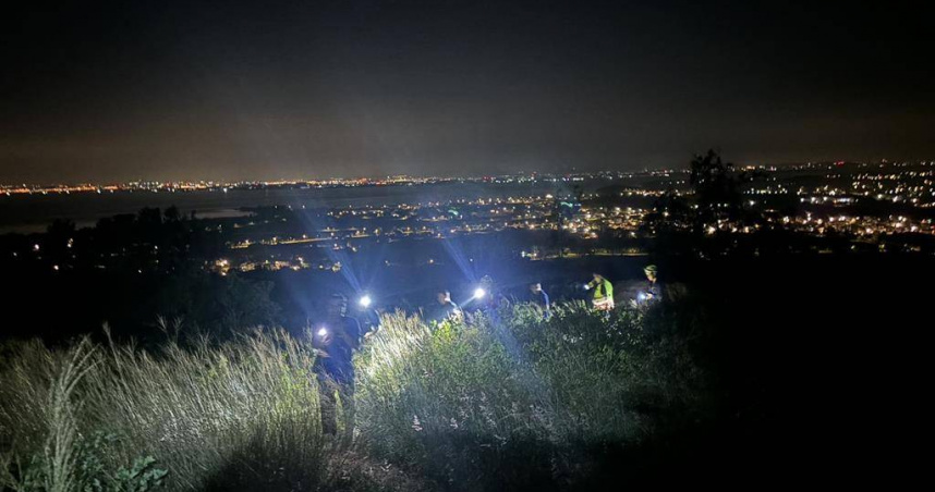 金門地區昨晚有4位民眾揪團攀登太武山古道，因不熟悉當地環境，在山區迷失方向。(圖／金門縣消防局提供)