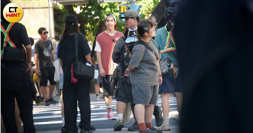 本刊日前在台北街頭巧遇「Sega老師」陳彥嘉正在拍戲。（圖／本刊攝影組）