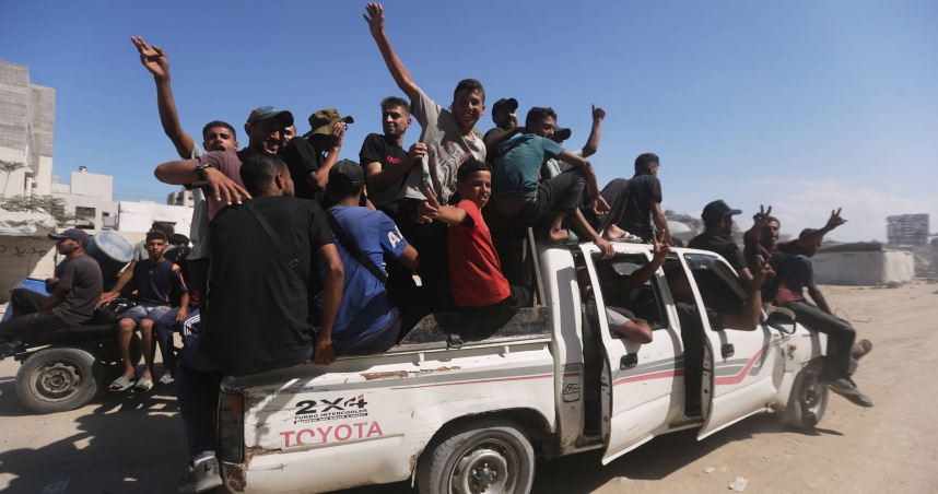 停火後，準備返回居所的加薩民眾。（圖／達志／美聯社）