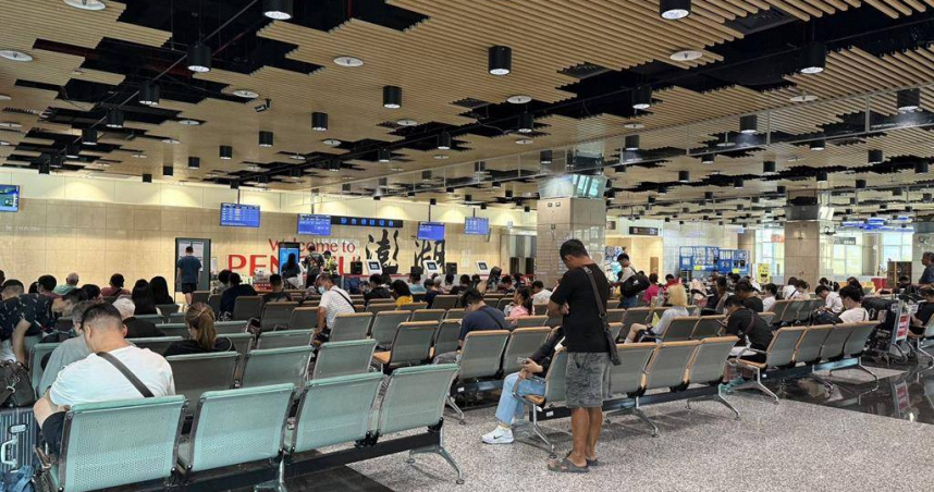 澎湖航空站13日早上湧入等候候補回台的旅客。（圖／報系資料照）