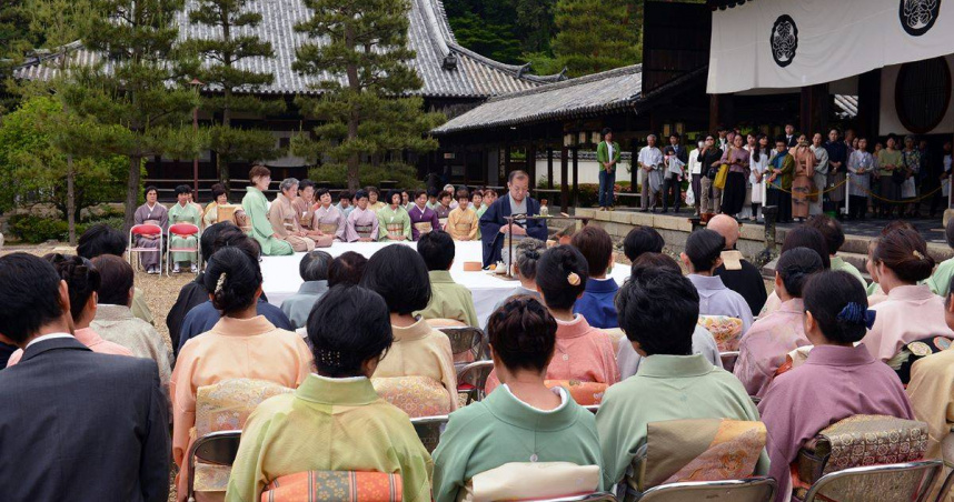 日本全國煎茶道大會莊嚴的開幕式包括獻花獻茶及誦經等。（圖／吳德亮攝）