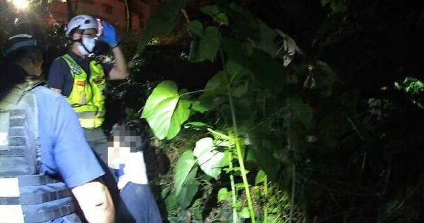 豐原男夜騎驚魂墜6公尺谷底，警消半小時驚險救援。（圖 ／翻攝畫面）