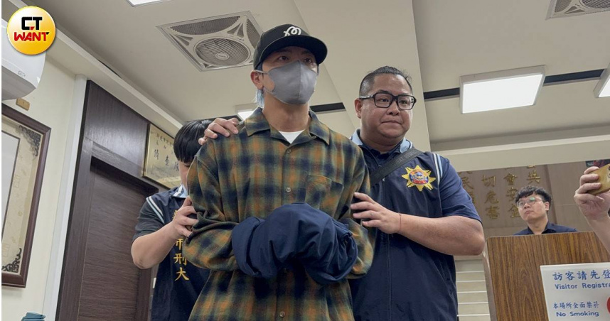 坤達前往新北地檢署複訊。（圖／沈建邦攝）