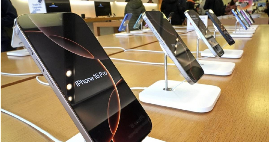 女子的iPhone 16被搶走。（圖／達志／美聯社）