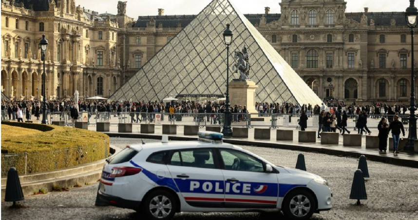 外媒披露，法國警方25日晚間已經逮捕羅浮宮珠寶失竊案中的2名嫌犯。（圖／達志／美聯社）