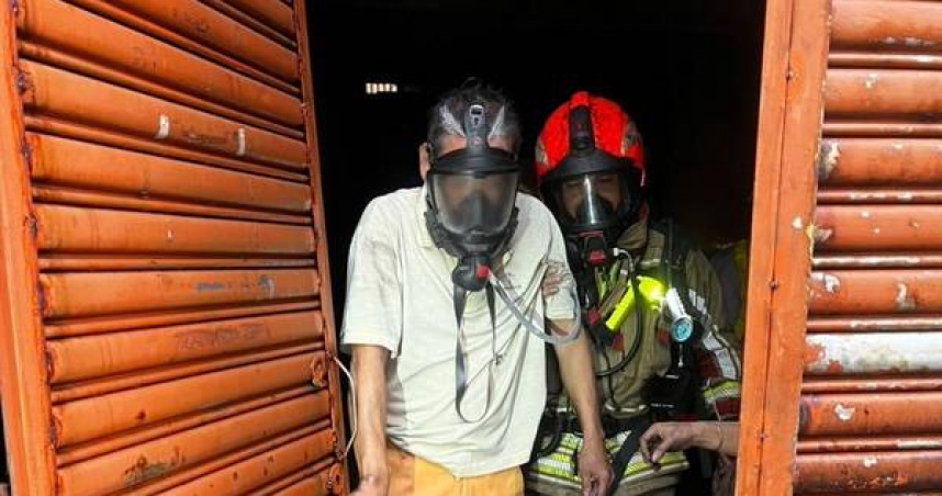 夫妻受困4樓陽台透天厝突起火濃煙竄天，消防逆火搶救救回一線生機。（圖 ／翻攝畫面）