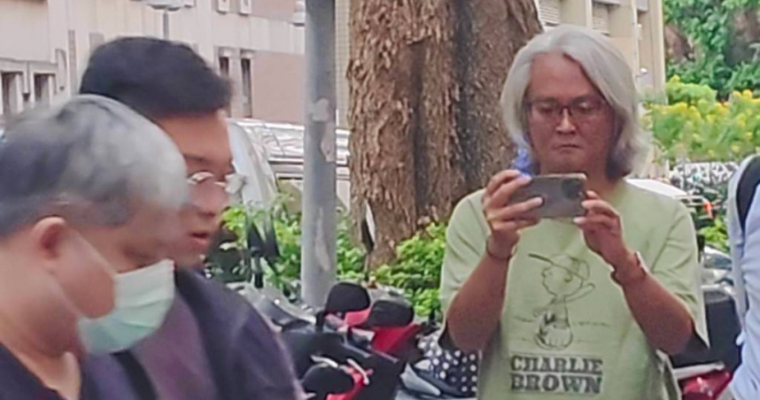 劉旻岳(左一戴口罩者)。(圖／中國時報陳志賢)