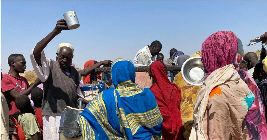 難民在蘇丹塔維拉的營地裡領取食物。（圖／達志／美聯社）