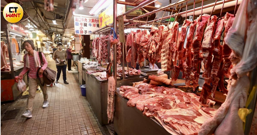 受到非洲豬瘟影響，豬肉「禁運禁宰」長達15天，昨日正式解除，今日傳統市場豬肉攤商一早便有不少民眾前往購買。（圖／方萬民攝）