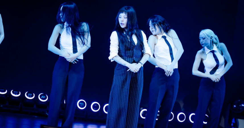 輝人（中）化身丁代表，對粉絲有求必應。（圖／希林提供）