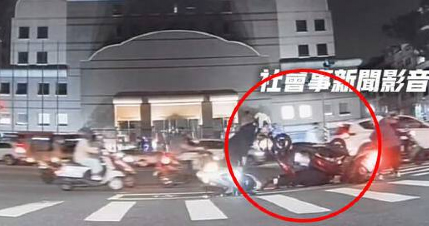 騎士右切待轉區惹禍，63歲男遭噴飛又被自己機車壓倒。（圖 ／翻攝畫面）