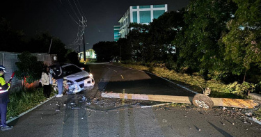 桃園市新屋區華興路14日晚間10時許發生一起小客車撞斷電線桿造成附近1615戶停電事故。（圖／翻攝畫面）