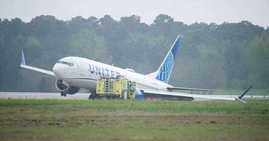 聯合航空波音737 MAX客機滑出濕滑跑道畫面，場面驚險。（圖／翻攝自IG，thecrewlounge）