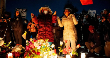 在移民和海關執法局人員槍殺37歲女子蕾妮古德（Renee Good）後，當地民眾參加了抗議和守夜活動。（圖／達志／美聯社）