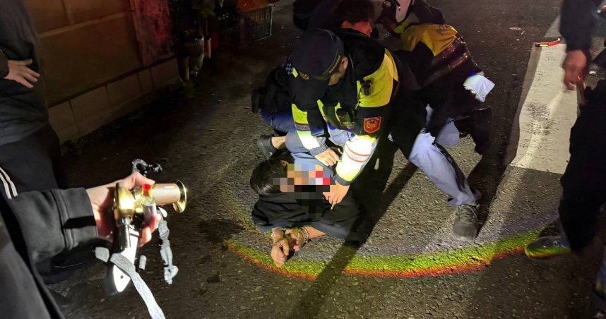 翁姓男子11日晚間吸毒後失控並在街頭暴走，遭逮捕後仍持續反抗，被警方強制送醫。（圖／翻攝畫面）