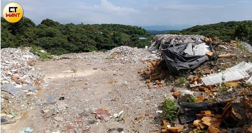 國土管理署表示，因應國內營造業者土方暫置需求及去化需求，行政院積極促成跨部會與地方合作事宜，並給予必要支持。圖為新竹縣市交界一處非法垃圾山。（示意圖／顏瑋辰攝）